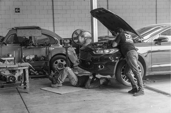 Monteurs aan het werk in een garage